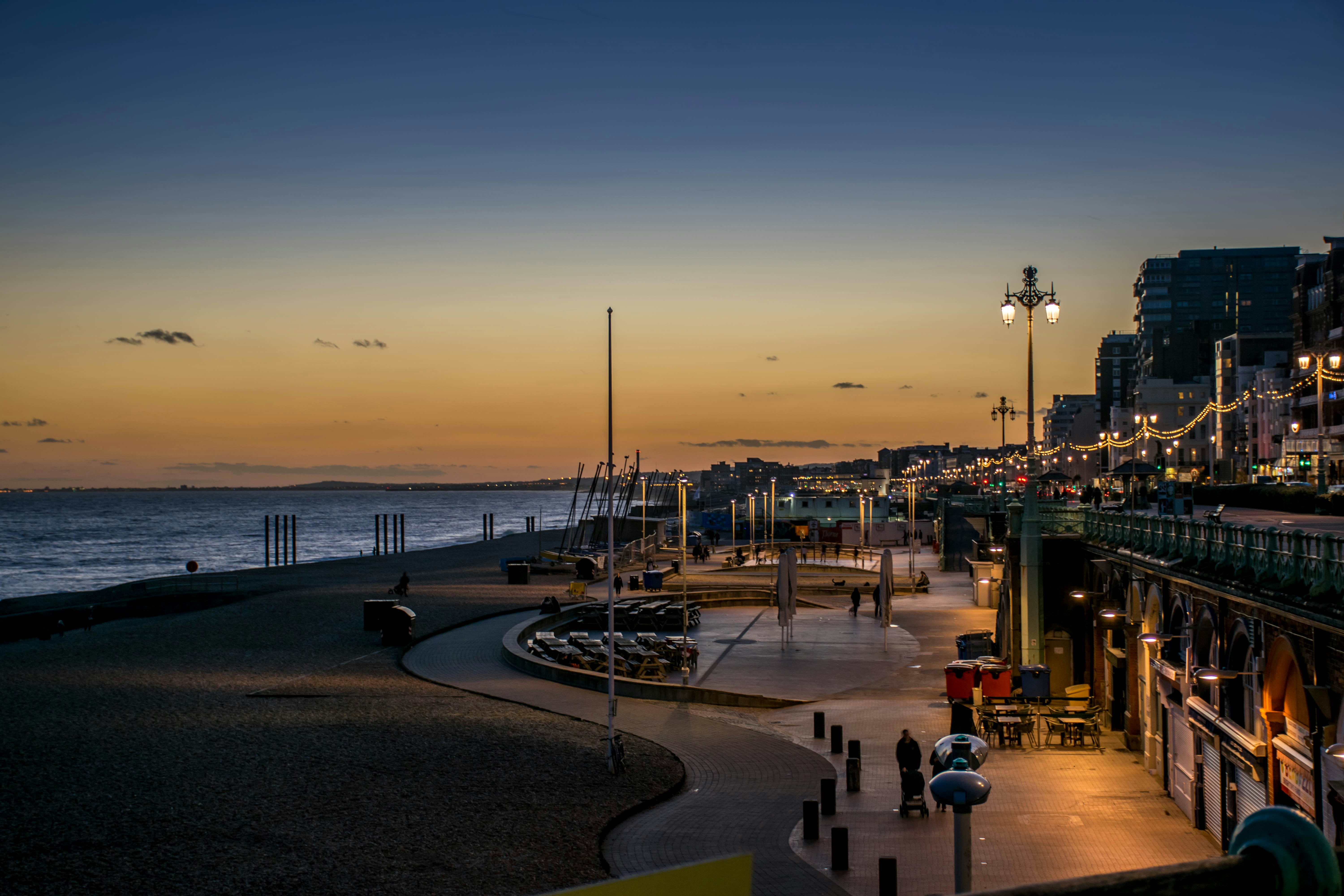 Dubai Marina večerna križarjenja dhow jahta ponoči z osvetljenim obzorjem