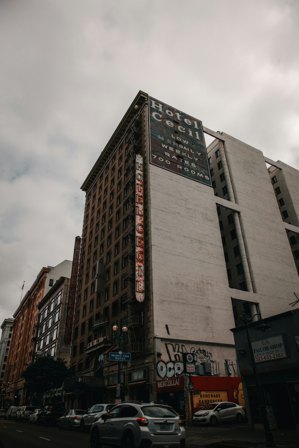 un grand bâtiment avec un panneau sur le côté