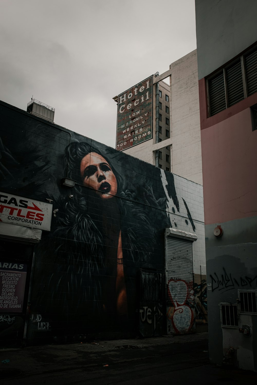 Un gran mural de una mujer en el costado de un edificio