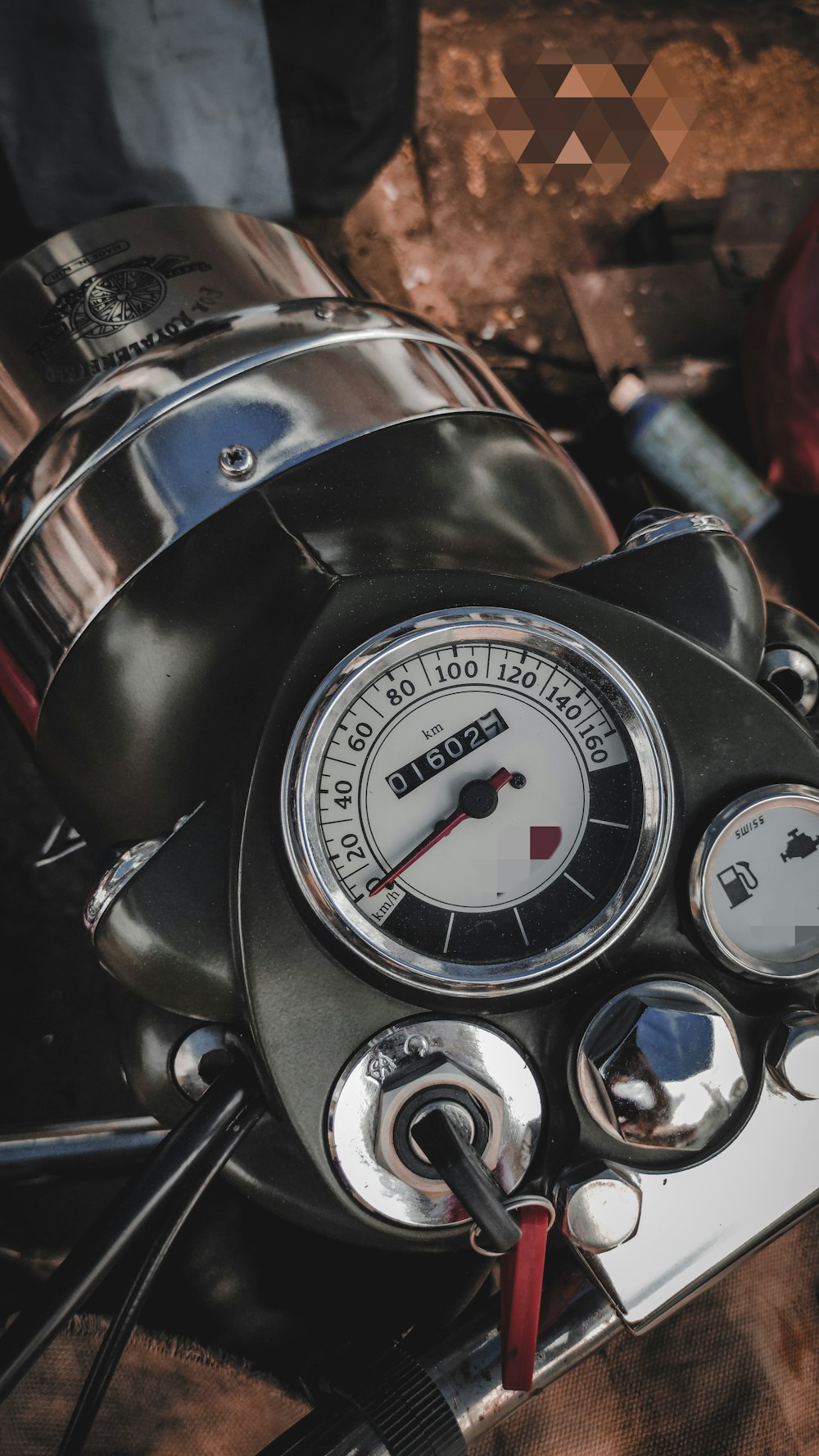 um close up de um velocímetro em uma motocicleta