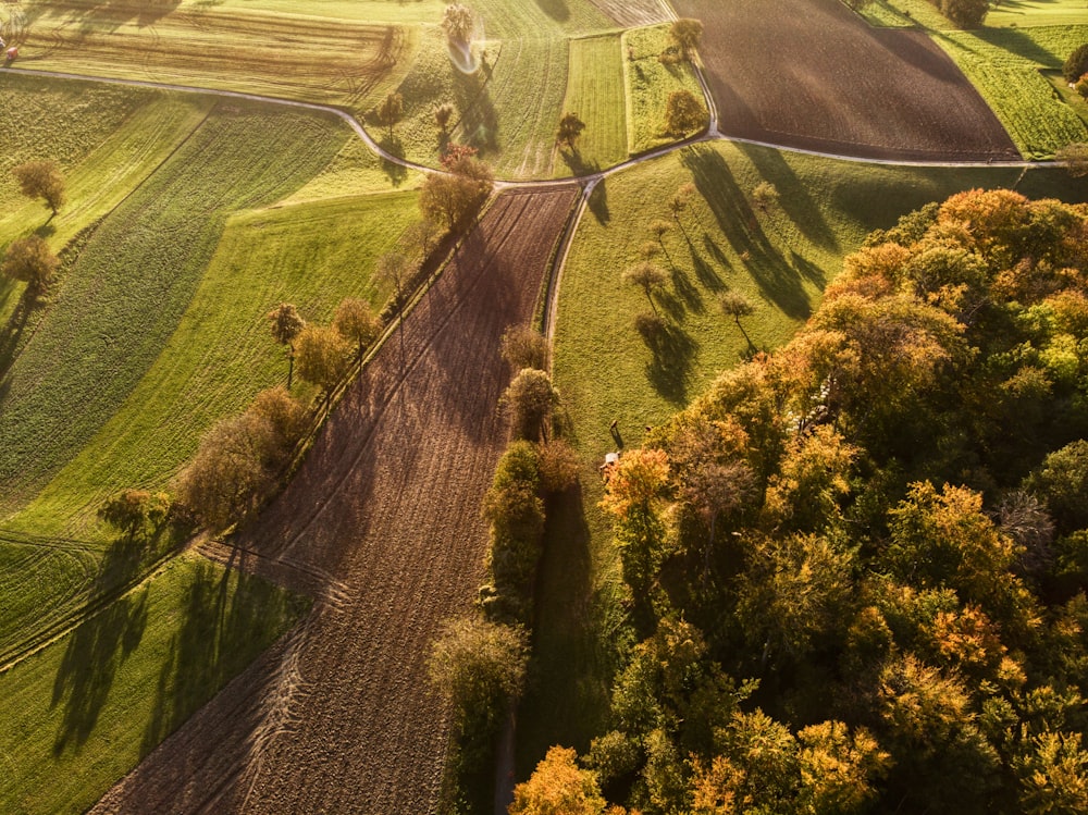 uma vista aérea de uma estrada rural no campo