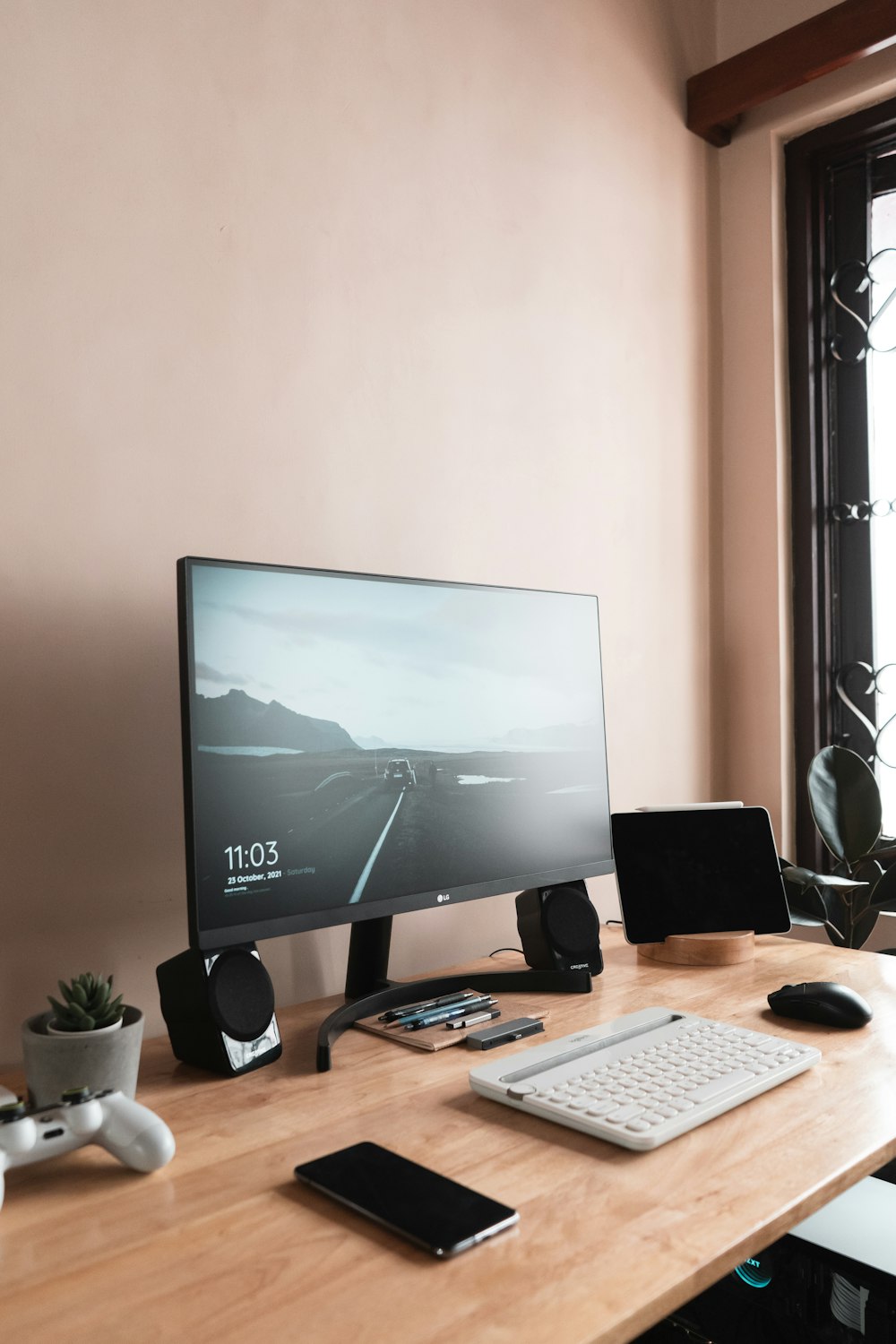 un ordinateur de bureau posé sur un bureau en bois