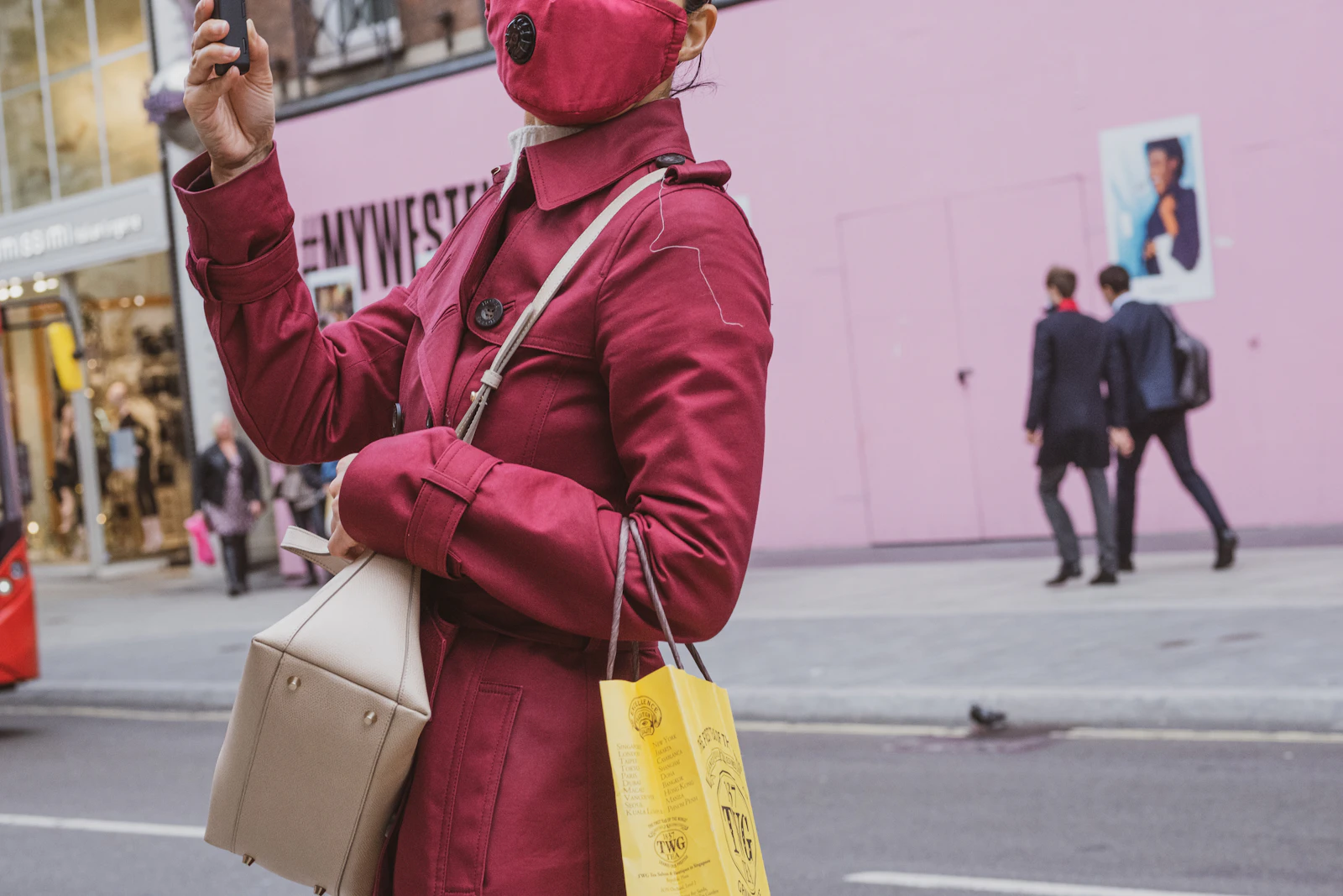 Bordô e rosa antigo: a paleta tom sobre tom que feminiliza o vinho