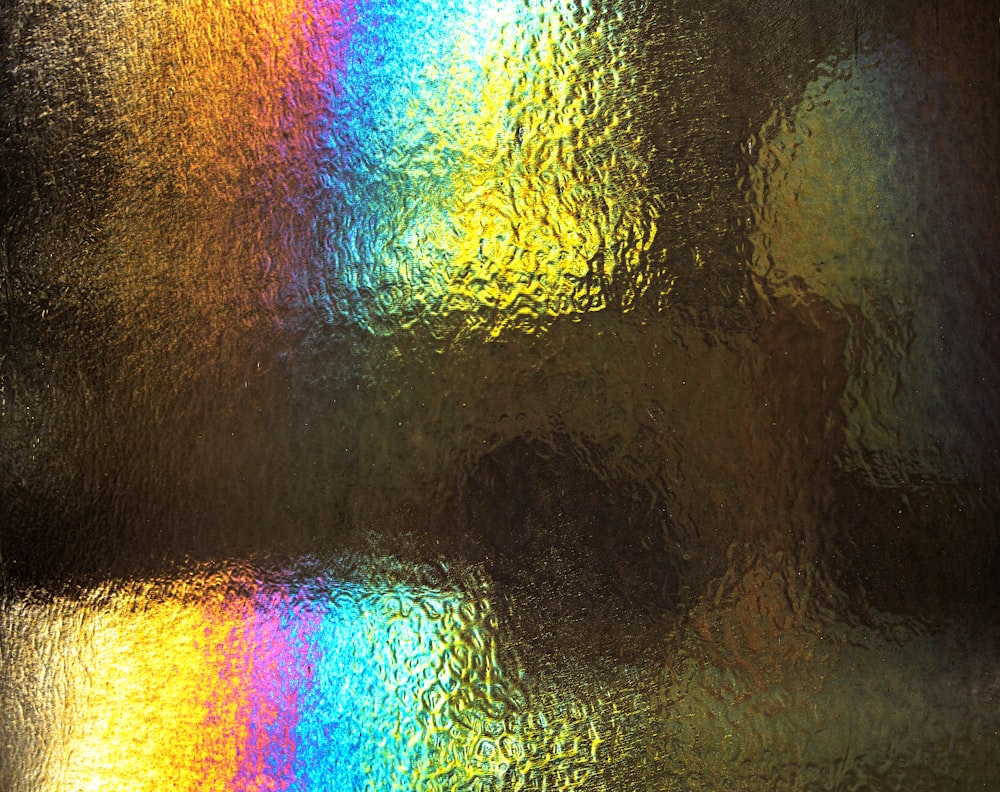 um close up de uma janela com um padrão de arco-íris sobre ele