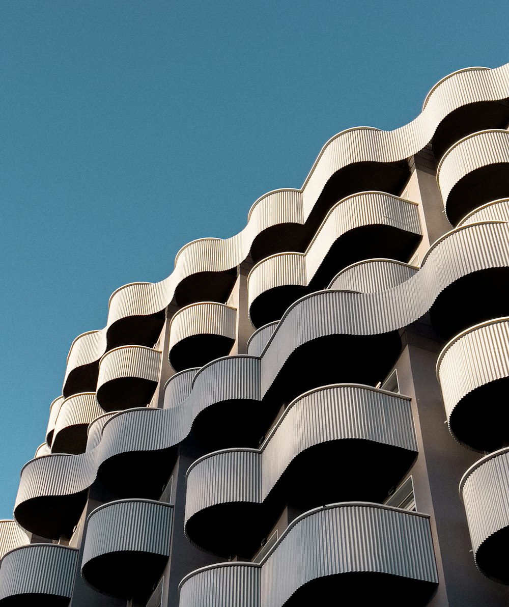 Un edificio muy alto con balcones