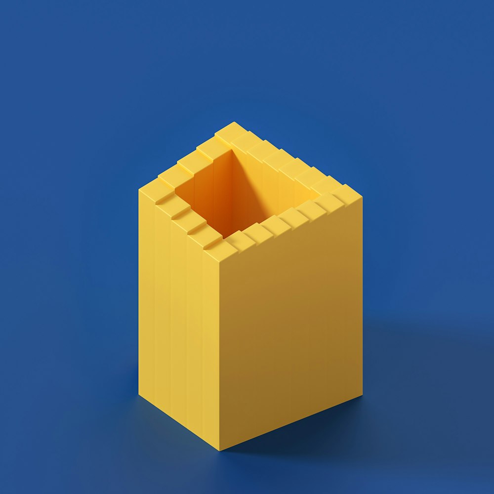 ein gelbes Kästchen mit einer quadratischen Öffnung auf blauem Hintergrund