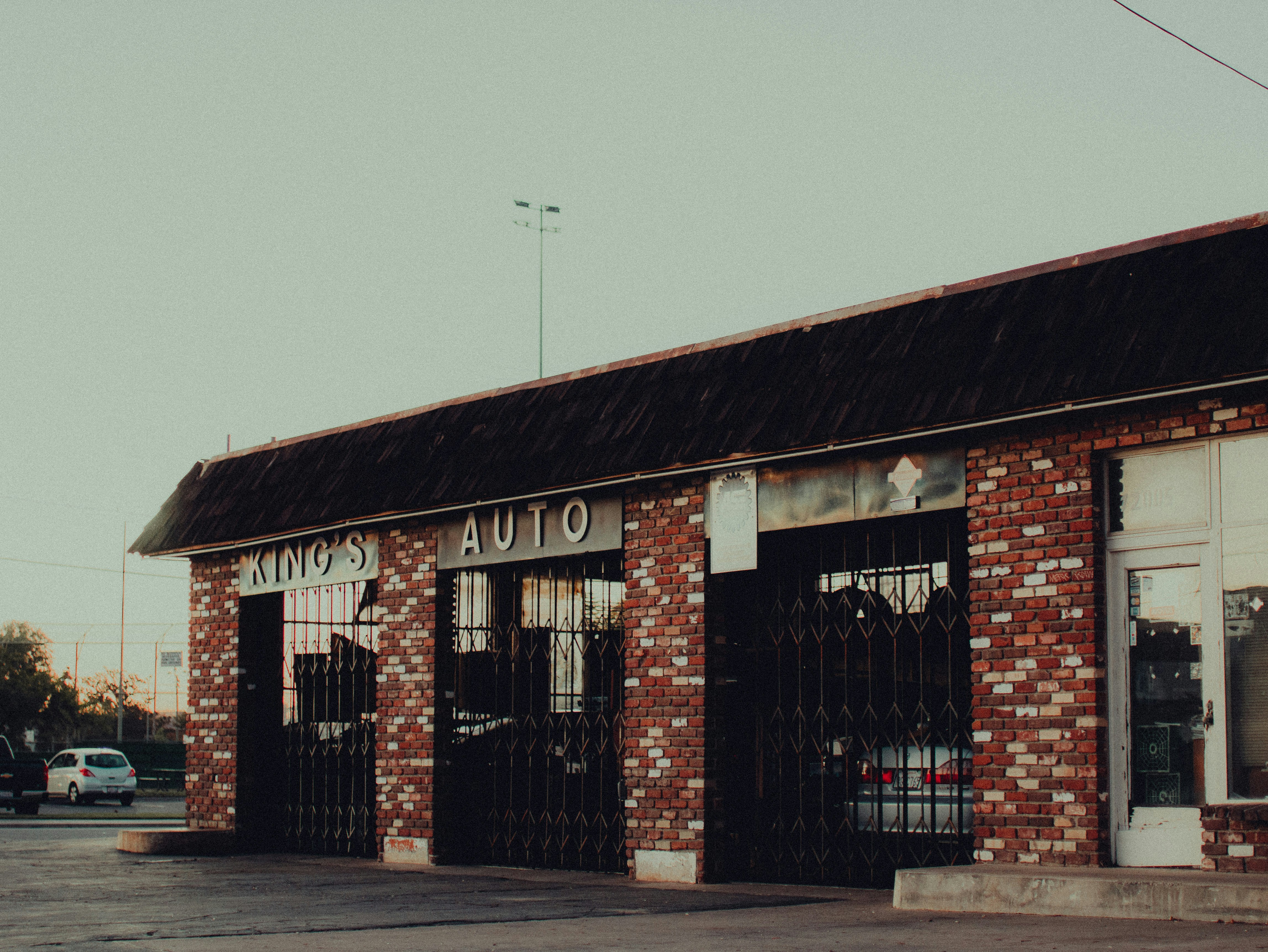 photo-1635406726813-38e68d18afe1?ixid=M3wxMjA3fDB8MXxzZWFyY2h8MTl8fHR5cmUlMjBzaG9wfGVufDB8fHx8MTc2NTY4NzUzMHww\u0026ixlib=rb-4.1.0