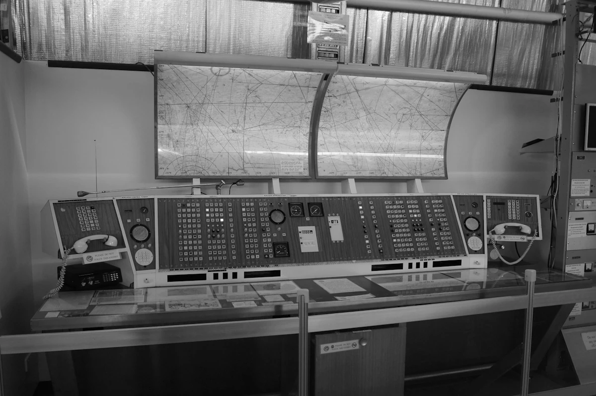 Sala de control SCADA en un entorno industrial, donde un dispositivo comprometido puede ser la puerta de entrada.