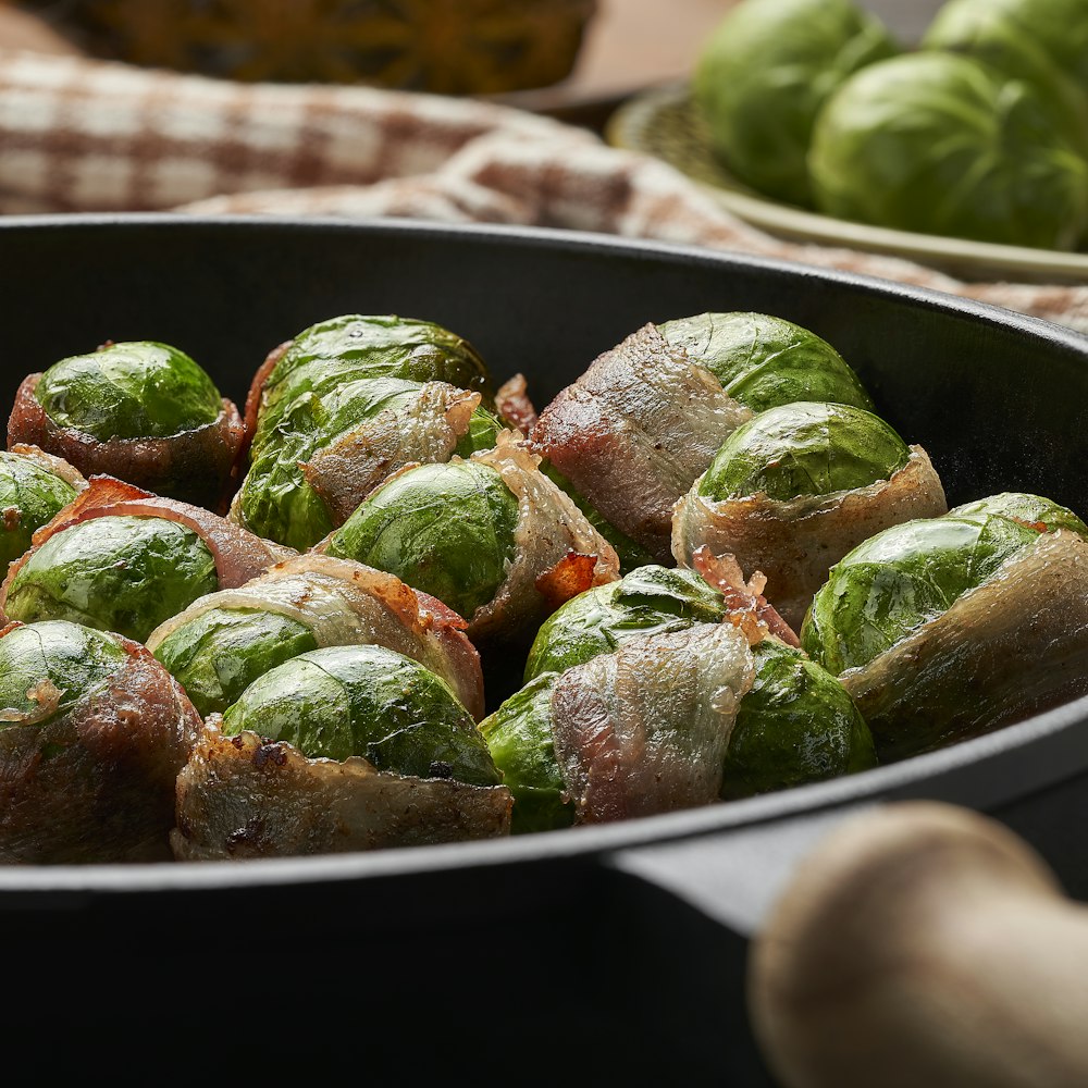 une casserole remplie de choux de Bruxelles sur le dessus d’une table