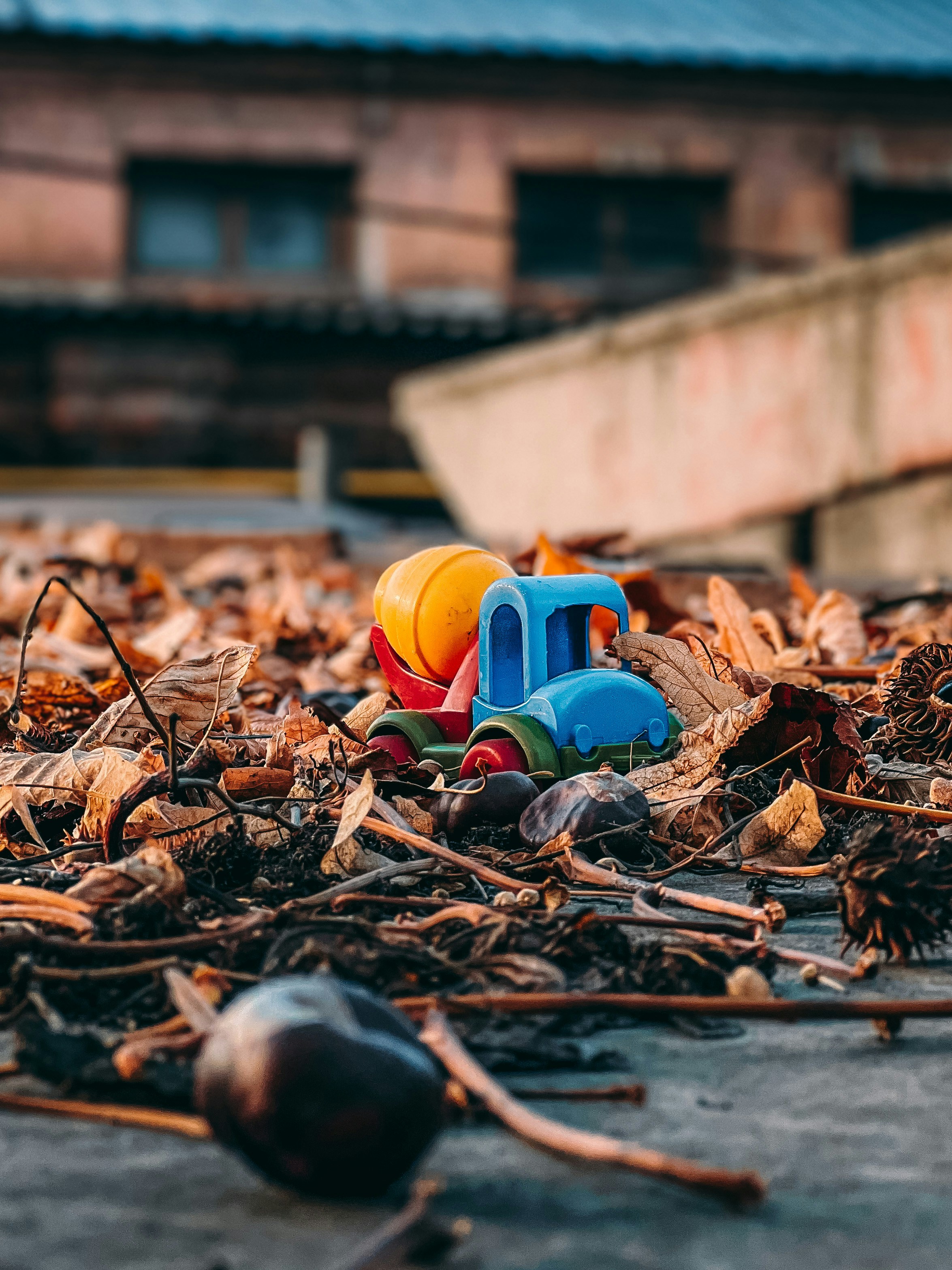 Ein Haufen Blätter und Spielzeug auf dem Boden