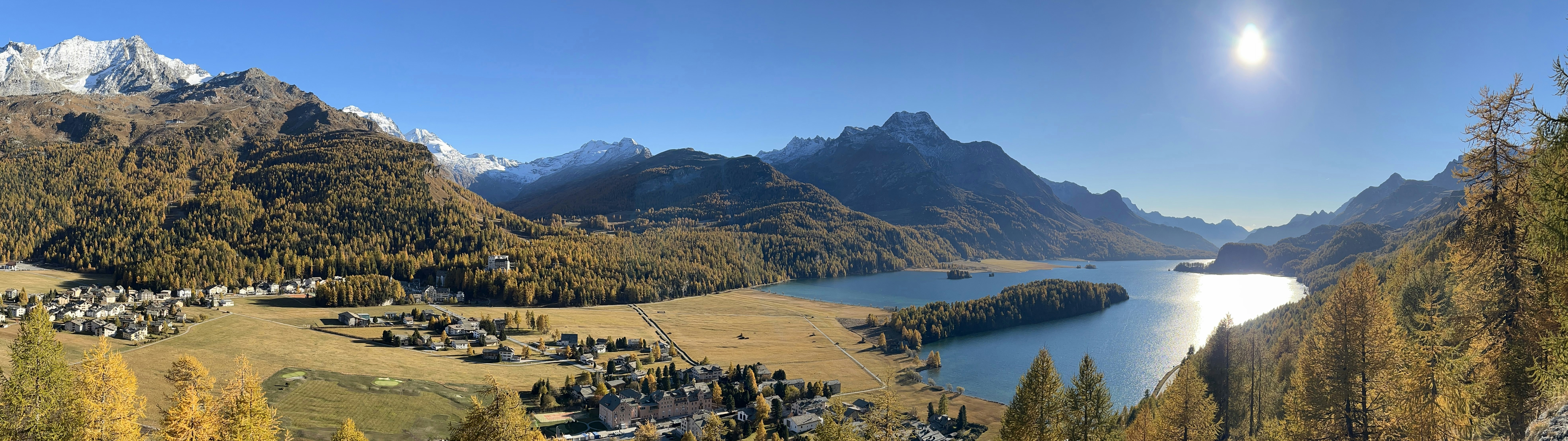 Ein malerischer Blick auf einen von Bergen umgebenen See