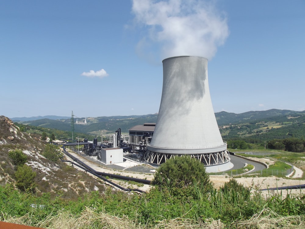 Une usine avec de la fumée sortant de ses cheminées