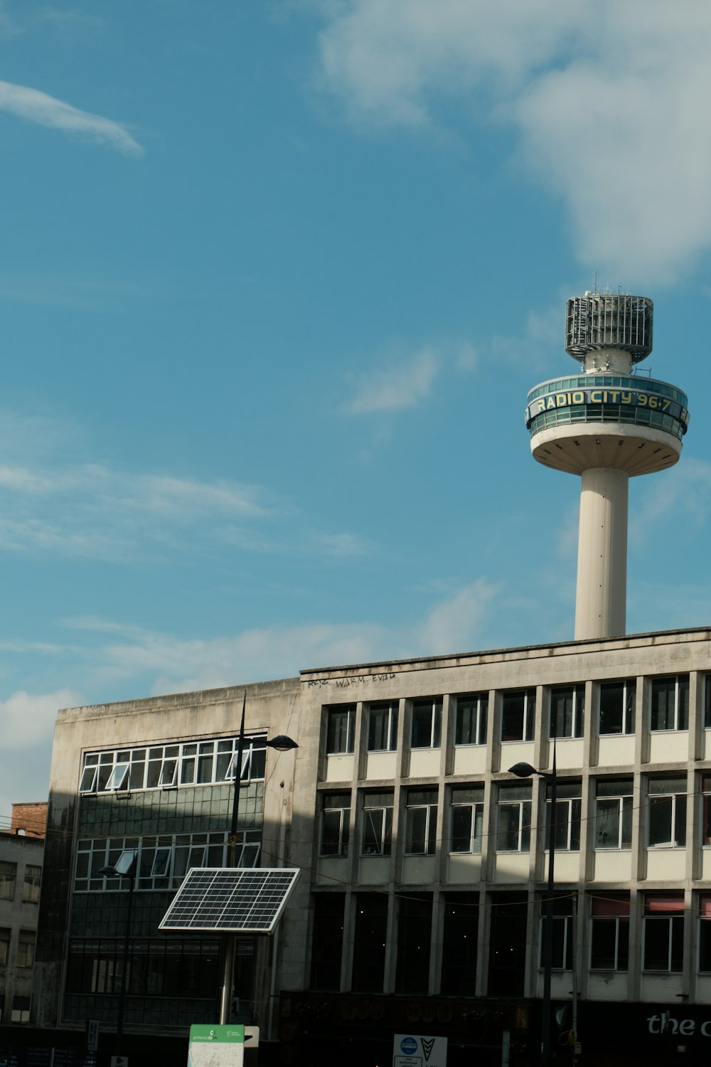 un grand bâtiment surmonté d’une tour