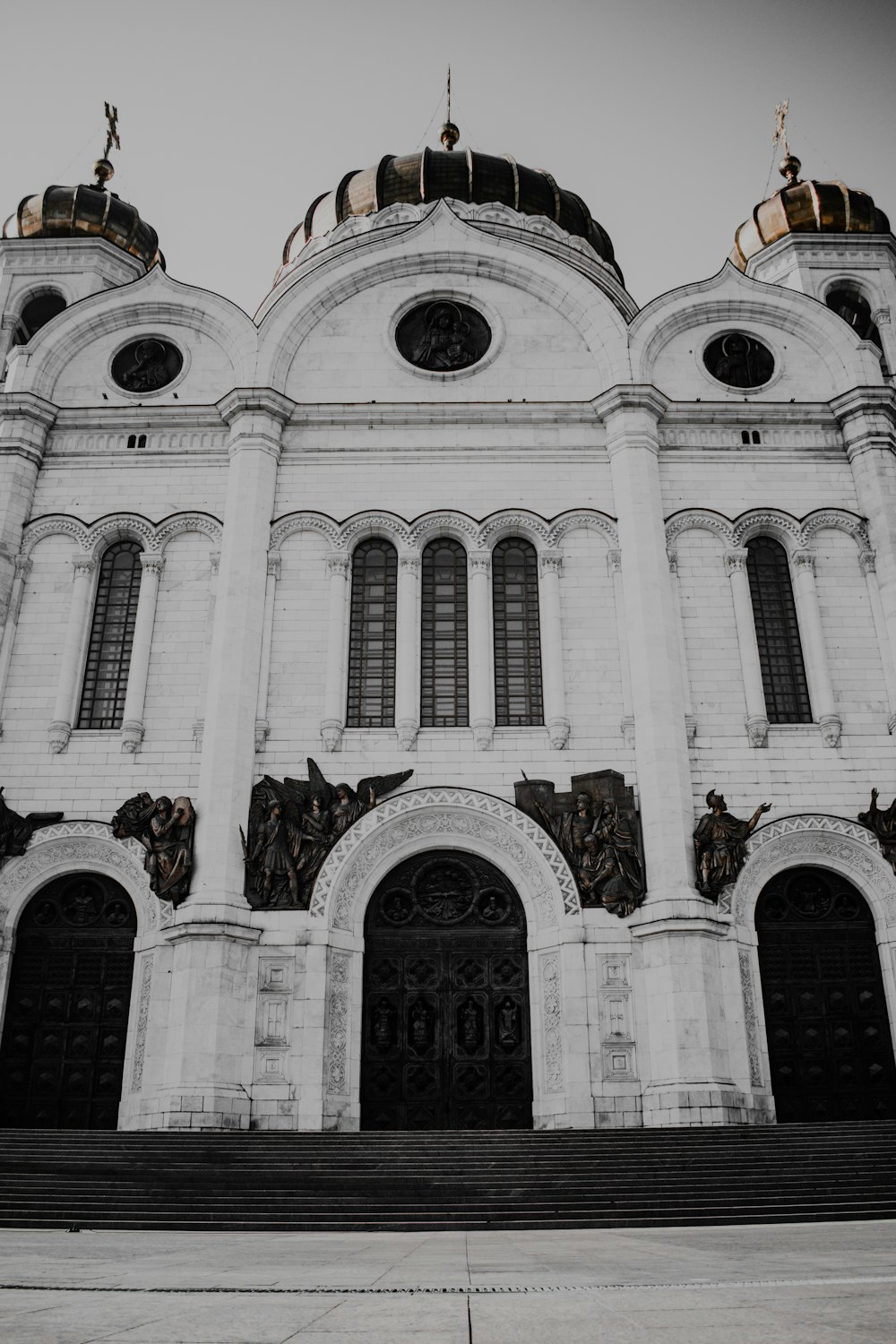 Una foto en blanco y negro de una iglesia