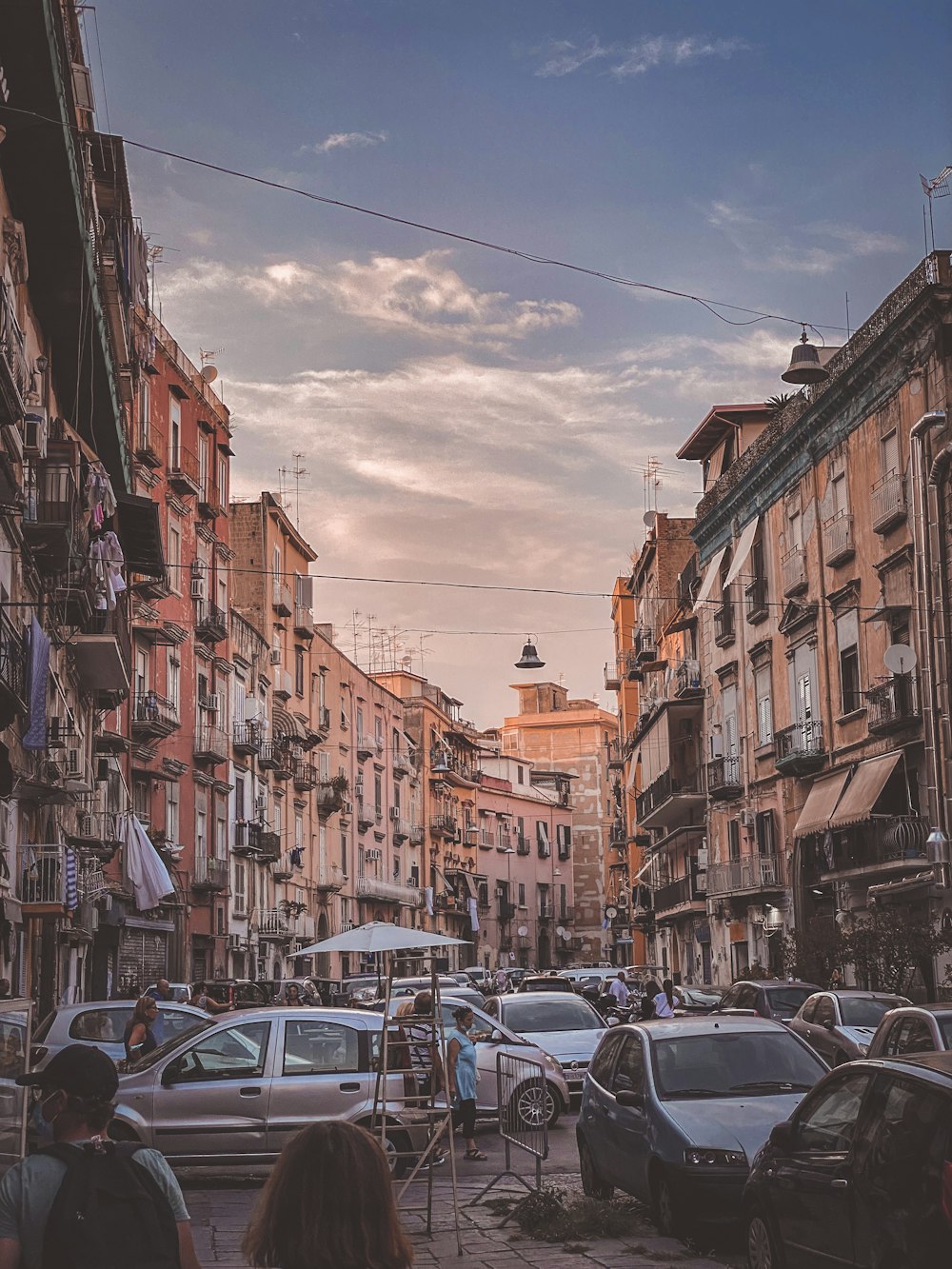 a city street filled with lots of parked cars