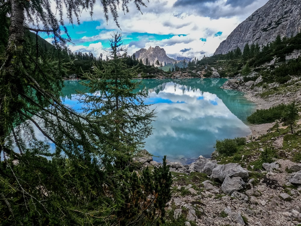 Un lago de montaña rodeado de árboles y rocas