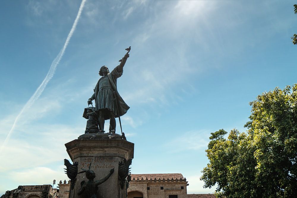 uma estátua de um homem com um pássaro em sua mão