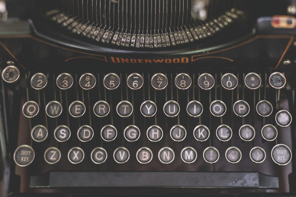 Un primo piano di una macchina da scrivere vecchio stile