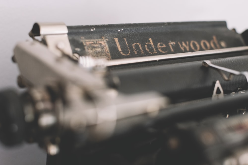 a close up of an old typewriter with the word underwood on it