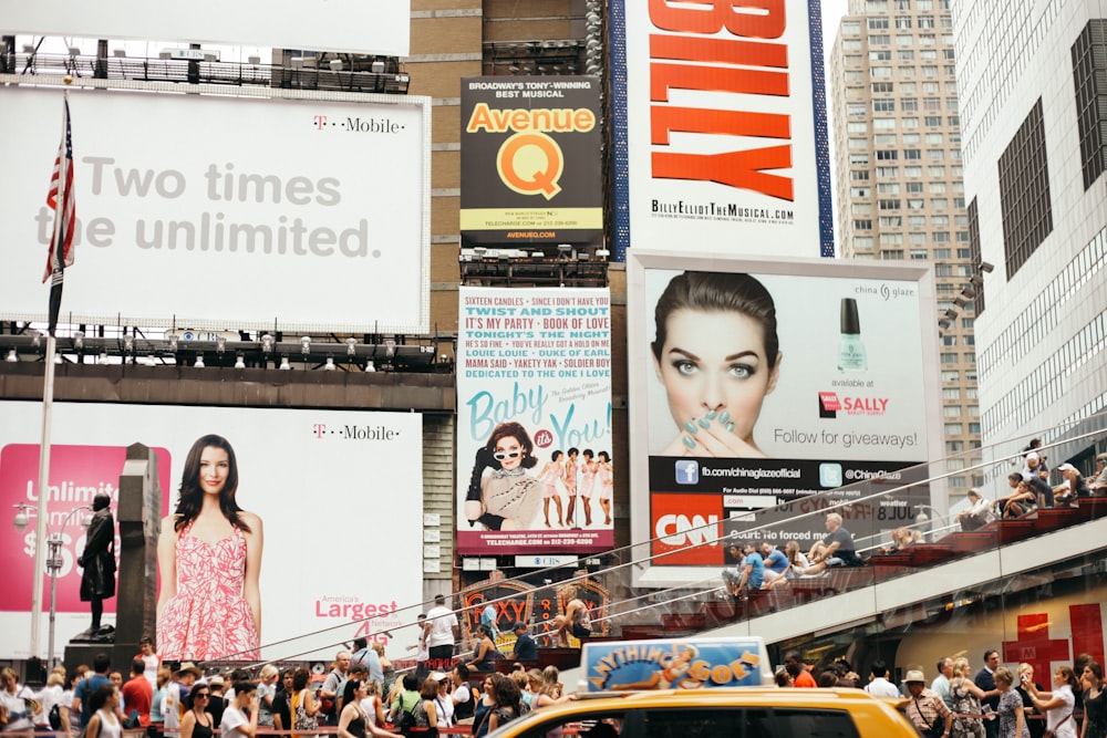 Una concurrida calle de la ciudad llena de muchas vallas publicitarias