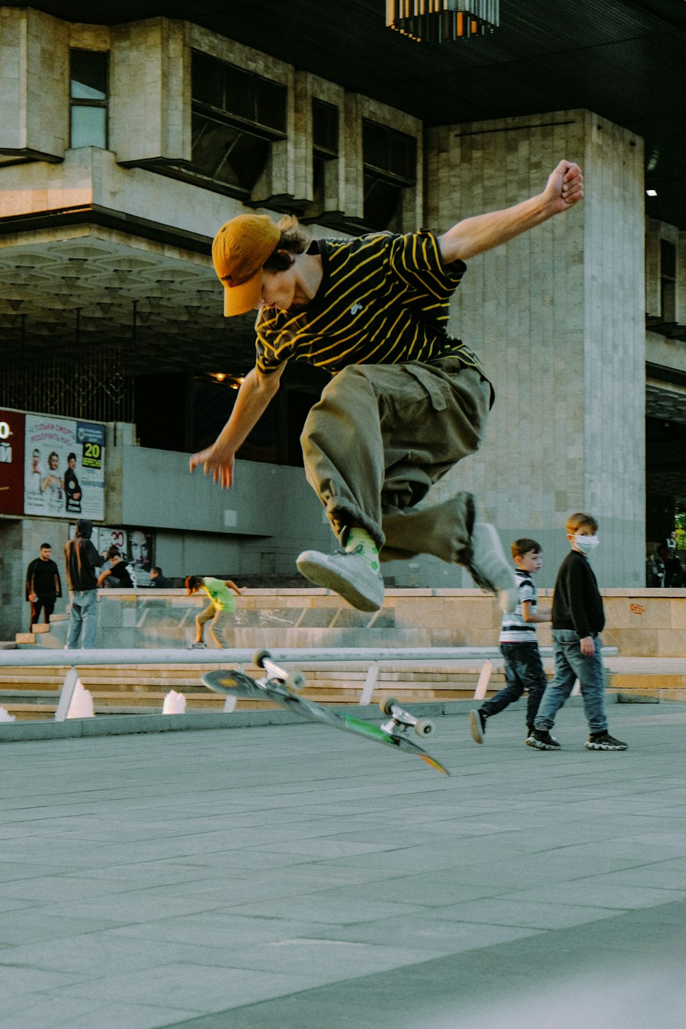 Ein Mann, der auf einem Skateboard durch die Luft fliegt