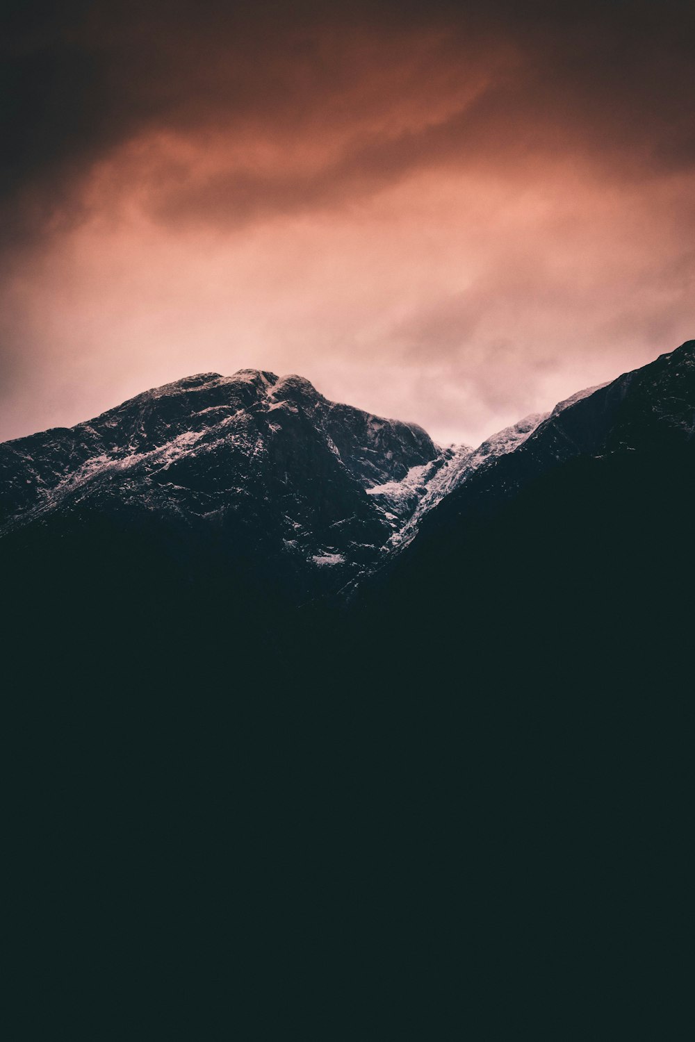 ein großer Berg mit etwas Schnee darauf