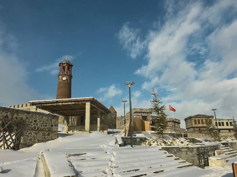 ein Gebäude mit einem Uhrturm darauf