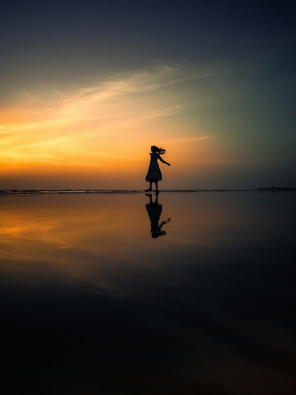 eine Person, die bei Sonnenuntergang im Wasser steht