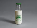 Bouteille de lait sur une table