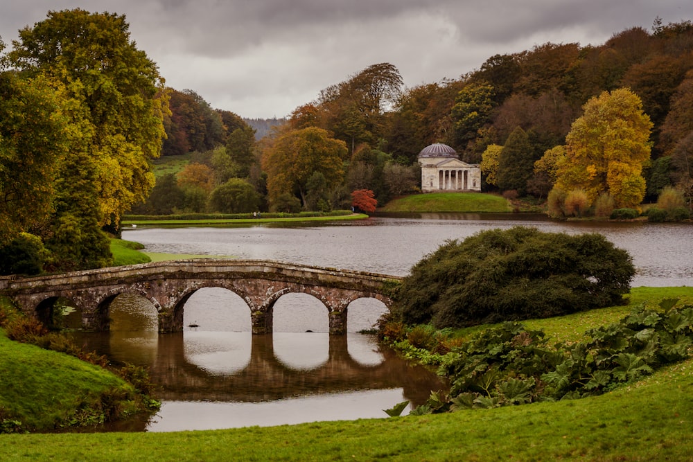 un tren cruzando Stourhead sobre un cuerpo de agua