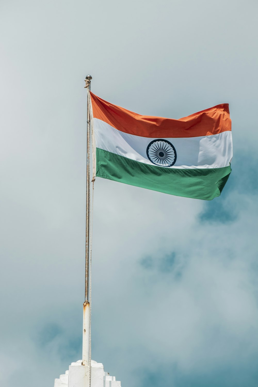 インドの旗が空高く飛んでいる