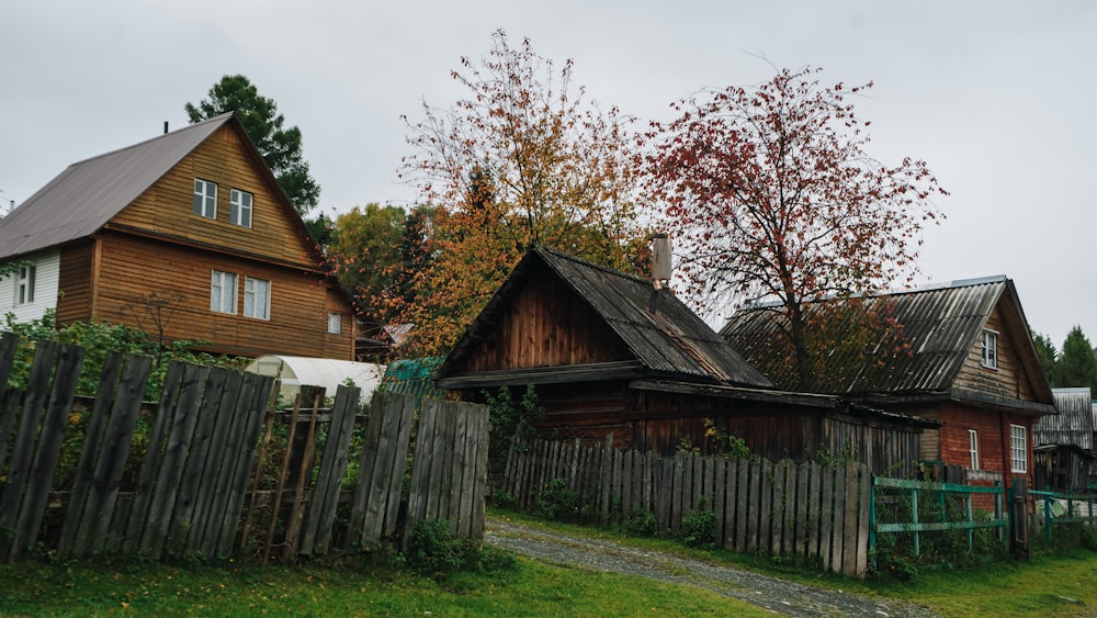 une maison avec une clôture en bois devant elle