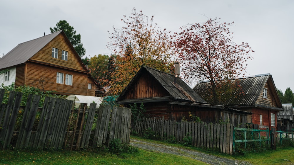 una casa con una staccionata di legno di fronte
