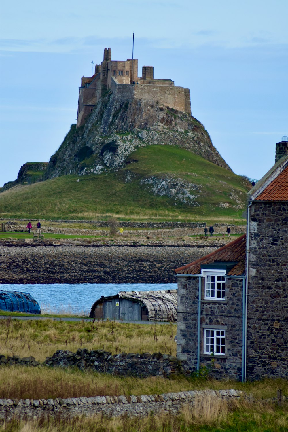 Eine Burg auf einem Hügel neben einem Gewässer