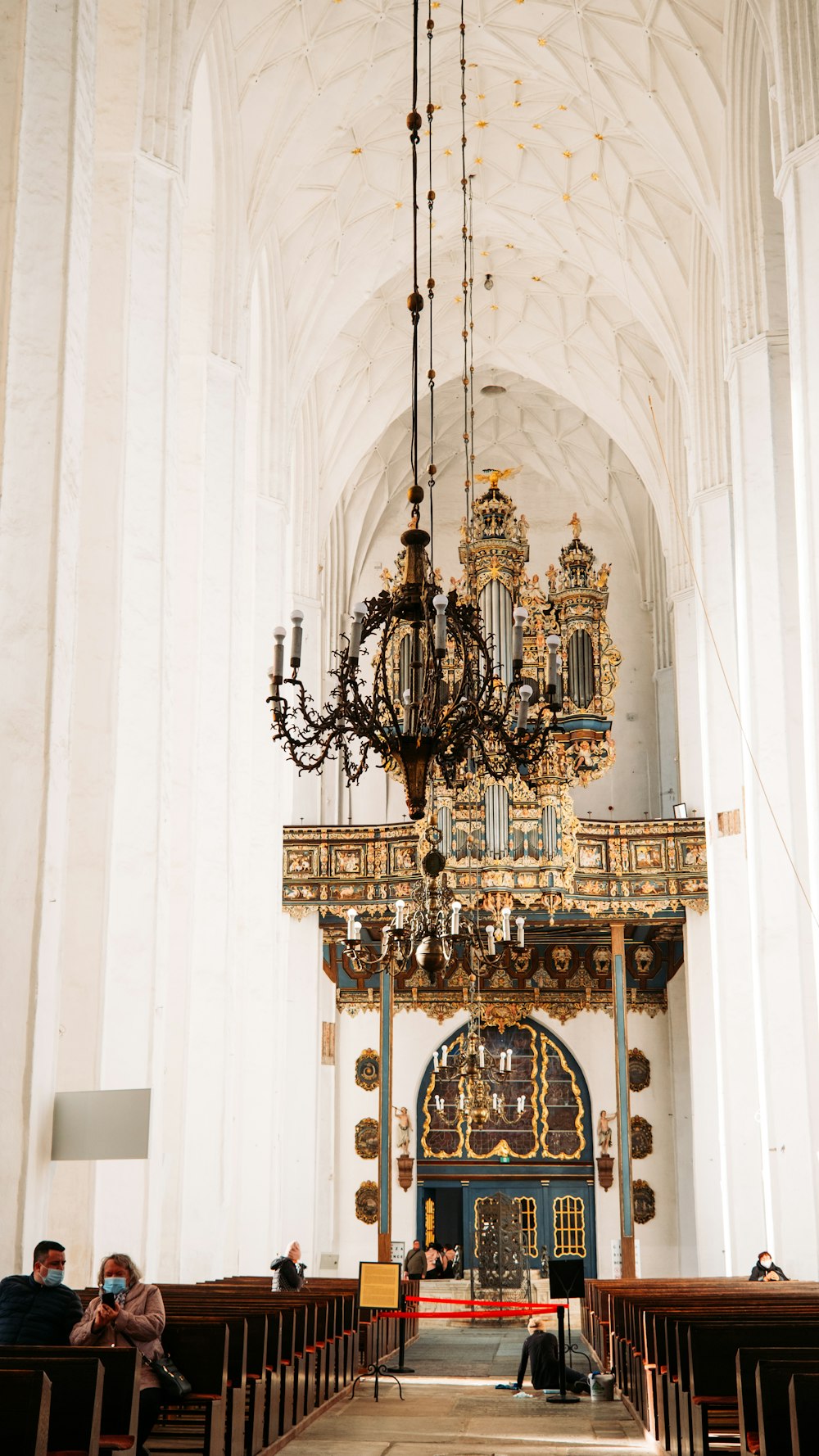 une église avec un lustre suspendu au plafond