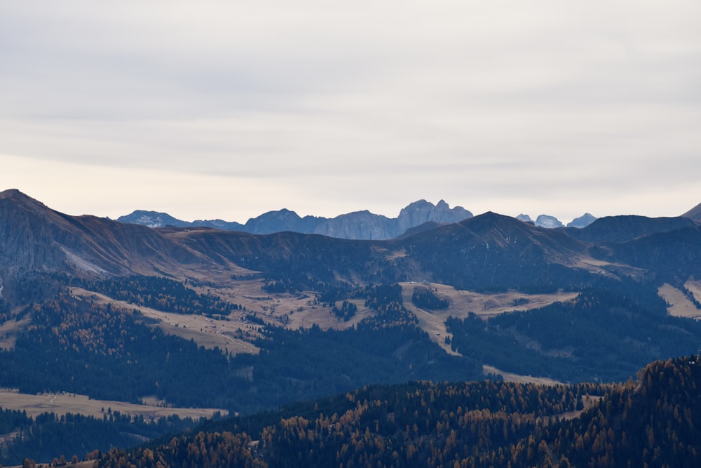 Blick auf eine Bergkette in der Ferne