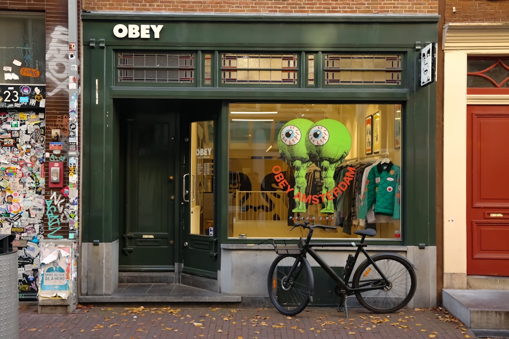 Una bicicleta está estacionada fuera de una tienda