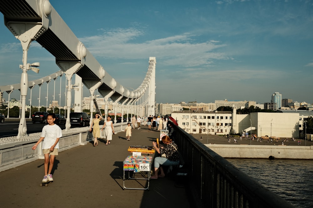 Ein Mann fährt auf einem Skateboard über eine Brücke