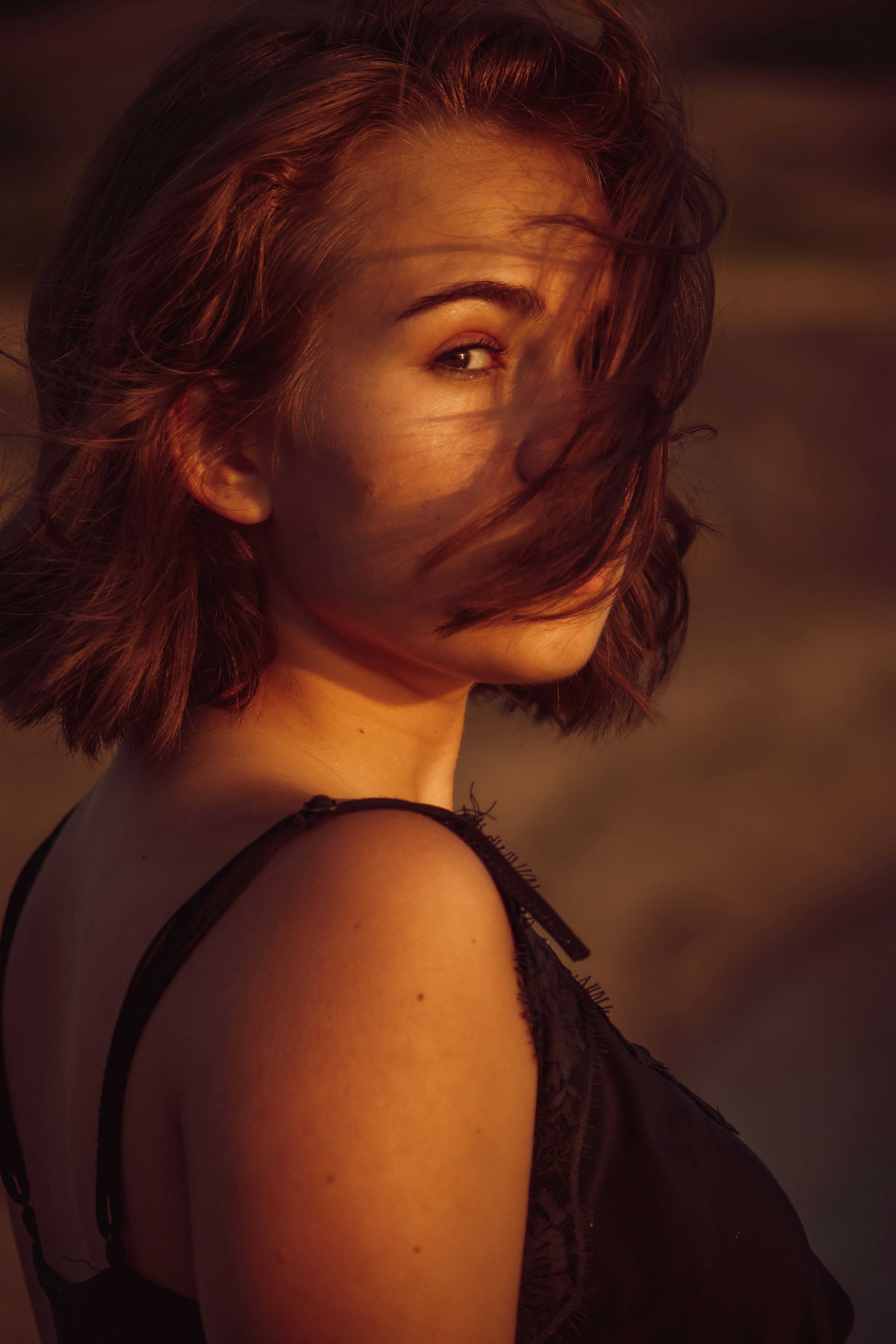 바람에 머리카락이 날리는 여자 사진 – Unsplash의 무료 소녀 이미지, image size:3000x4500