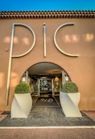 Office entrance sign showing 'Pericials LM' with contact details visible.