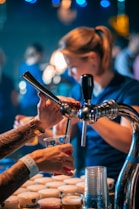 eine Gruppe von Leuten, die an einer Bar stehen