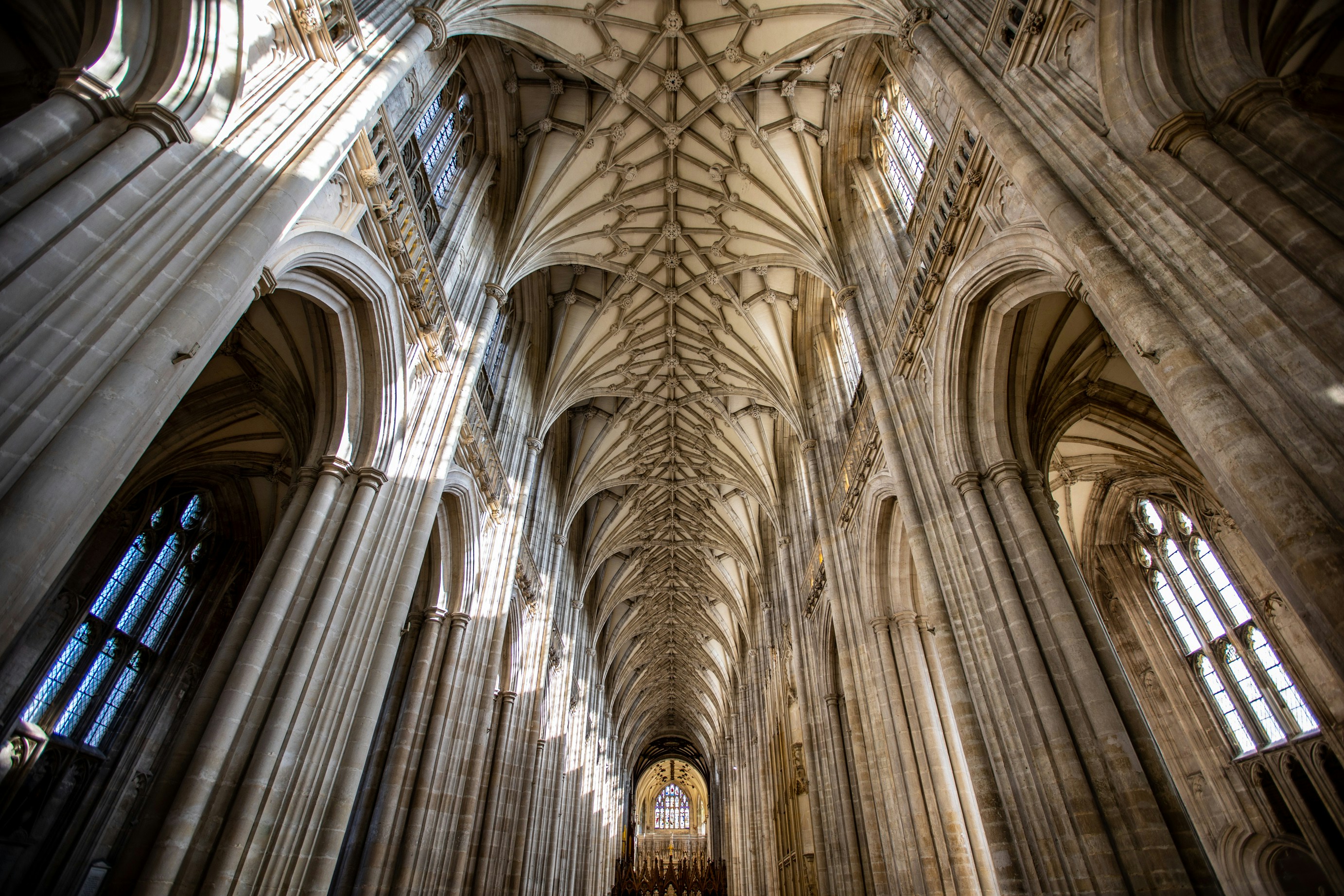 Foto zum Thema Die Decke einer großen Kathedrale mit vielen Fenstern