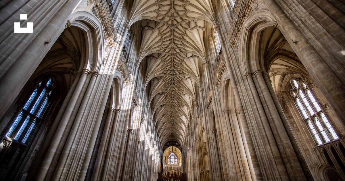 Foto zum Thema Die Decke einer großen Kathedrale mit vielen Fenstern