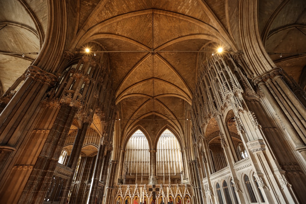 l’intérieur d’une grande cathédrale avec de hauts plafonds