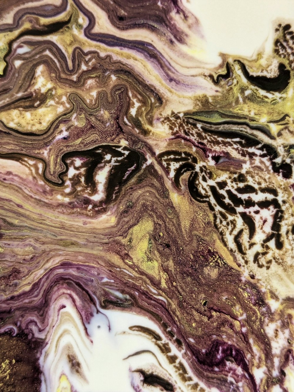 un gros plan d’une surface marbrée avec différentes couleurs
