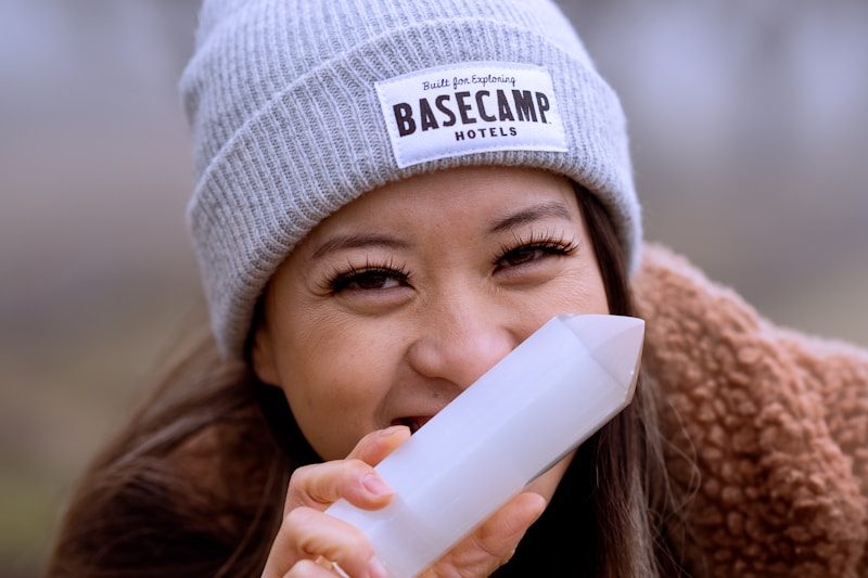 Femme japonaise cosy avec boisson chaude