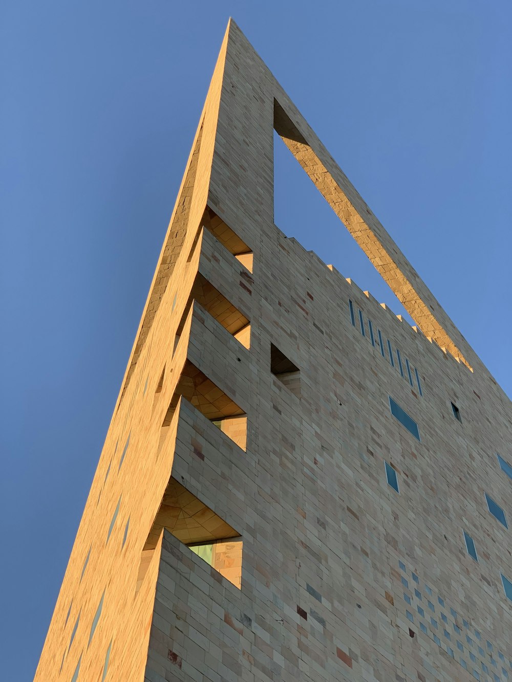 Un alto edificio di mattoni con uno sfondo del cielo