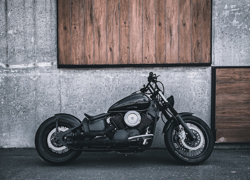 Una motocicleta negra estacionada frente a un edificio