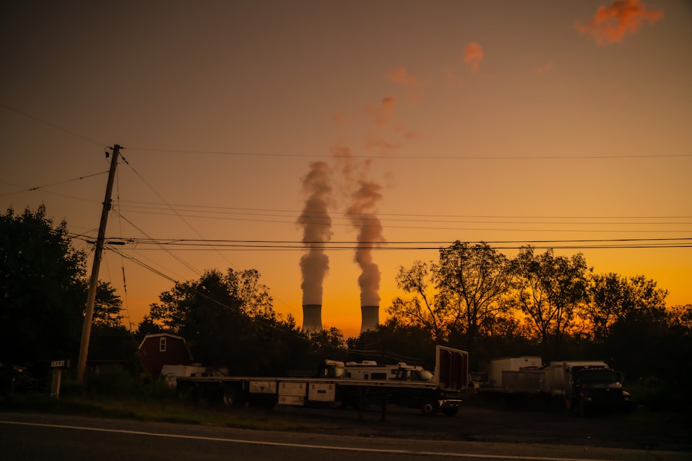 Una fábrica con humo saliendo de sus chimeneas