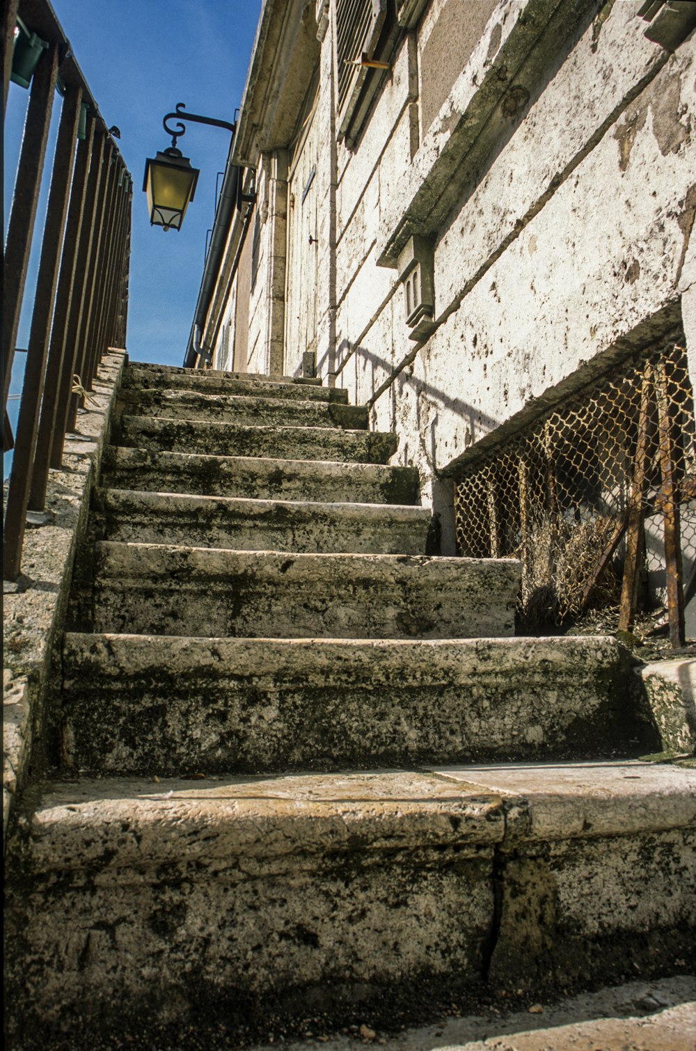 a set of stone stairs leading up to a building